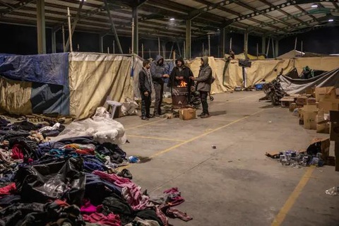 Hơn 1 triệu người ngủ trong lều trại lạnh âm 9 độ C ở Thổ Nhĩ Kỳ và Syria - Ảnh 4. Hơn 1 triệu người ngủ trong lều trại lạnh âm 9 độ C ở Thổ Nhĩ Kỳ và Syria - Ảnh 4.
