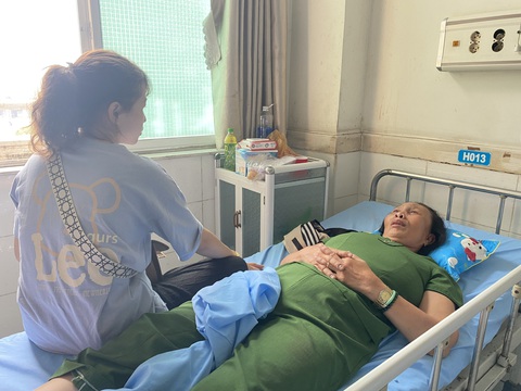 Nạn nhân vụ tai nạn xe khách và xe đầu kéo: Đau khắp người, cố gắng bò ra ngoài kêu cứu - Ảnh 1. Nạn nhân vụ tai nạn xe khách và xe đầu kéo: Đau khắp người, cố gắng bò ra ngoài kêu cứu - Ảnh 1.