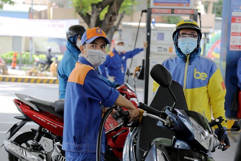 Nhà phân phối xăng dầu lo bị chèn ép - Ảnh 1. Tài xế xe công nghệ đổ xăng tại cây xăng Petrolimex (quận Bình Thạnh, TP.HCM) chiều 13-2 - Ảnh: PHƯƠNG QUYÊN