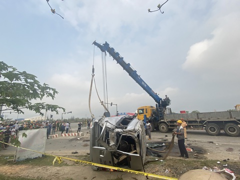 Nhân chứng vụ xe khách và xe đầu kéo tông nhau: Dùng xà beng đập cửa kính cứu người - Ảnh 4. Nhân chứng vụ xe khách và xe đầu kéo tông nhau: Dùng xà beng đập cửa kính cứu người - Ảnh 4.