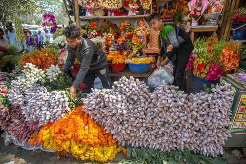 Những người bán hoa lề đường ở thủ đô Dhaka (Bangladesh) sắp xếp lại hoa trước lễ hội mùa xuân Bashanta Utshab và Ngày lễ tình nhân 14-2. Ảnh: EPA Những người bán hoa lề đường ở thủ đô Dhaka (Bangladesh) sắp xếp lại hoa trước lễ hội mùa xuân Bashanta Utshab và Ngày lễ tình nhân 14-2. Ảnh: EPA