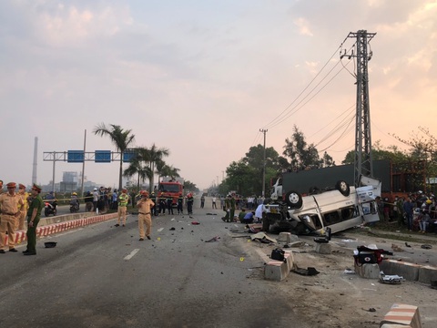 Lực lượng chức năng khám nghiệm hiện trường - Ảnh: Ban ATGT Lực lượng chức năng khám nghiệm hiện trường - Ảnh: Ban ATGT