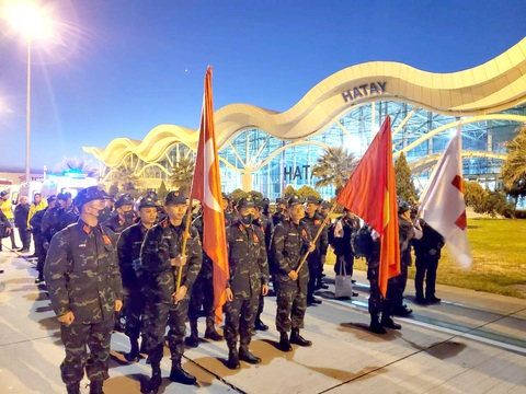 Cứu hộ Việt Nam hướng về Hatay, Adiyaman - Ảnh 1. Đoàn cứu hộ của Quân đội nhân dân Việt Nam đến Hatay, Thổ Nhĩ Kỳ đêm 13-2 theo giờ Việt Nam - Ảnh: Quân đội cung cấp