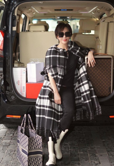 Hoa mắt với bộ sưu tập túi xách hàng hiệu của Lưu Gia Linh - Ảnh 7. Hoa mắt với bộ sưu tập túi xách hàng hiệu của Lưu Gia Linh - Ảnh 7.
