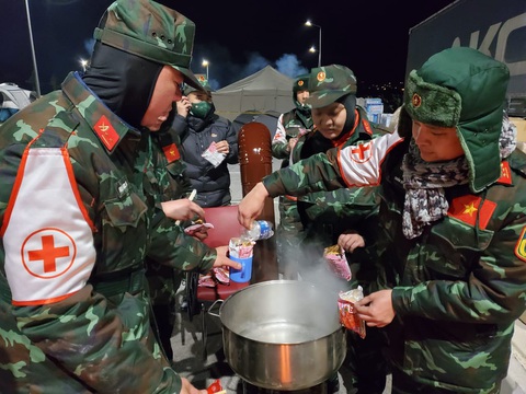 76 quân nhân Việt Nam hành quân 10km hỗ trợ nạn nhân động đất - Ảnh 4. 76 quân nhân Việt Nam hành quân 10km hỗ trợ nạn nhân động đất - Ảnh 4.