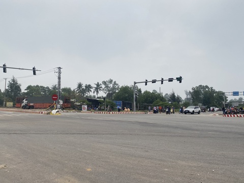 Vụ tai nạn 8 người chết: Đoạn đường xảy ra tai nạn chưa được bàn giao khai thác - Ảnh 2. Vụ tai nạn 8 người chết: Đoạn đường xảy ra tai nạn chưa được bàn giao khai thác - Ảnh 2.