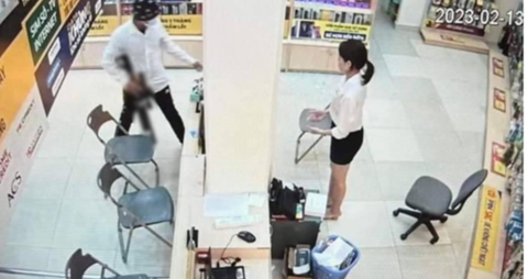 Bắt nghi phạm dùng súng đe dọa, cướp cửa hàng điện thoại - Ảnh 1. Bắt nghi phạm dùng súng đe dọa, cướp cửa hàng điện thoại - Ảnh 1.