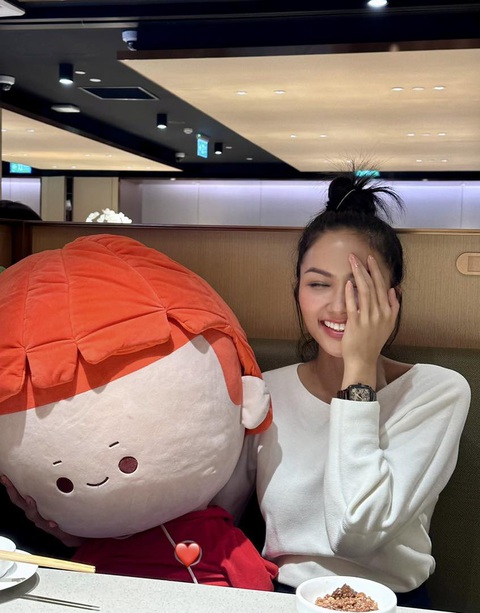 Valentine của sao: Quốc Nghiệp hôn Ngọc Mai, Phạm Quỳnh Anh đăng ảnh cầu hôn - Ảnh 9. Valentine của sao: Quốc Nghiệp hôn Ngọc Mai, Phạm Quỳnh Anh đăng ảnh cầu hôn - Ảnh 9.