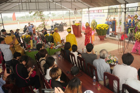 37 người Hàn Quốc cúi đầu xin lỗi tại lễ tưởng niệm vụ thảm sát Hà My - Ảnh 3. 37 người Hàn Quốc cúi đầu xin lỗi tại lễ tưởng niệm vụ thảm sát Hà My - Ảnh 3.