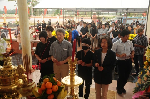 37 người Hàn Quốc cúi đầu xin lỗi tại lễ tưởng niệm vụ thảm sát Hà My - Ảnh 4. 37 người Hàn Quốc cúi đầu xin lỗi tại lễ tưởng niệm vụ thảm sát Hà My - Ảnh 4.