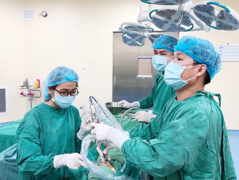 Lấy hai cục pin ra khỏi mũi bé gái 6 tuổi - Ảnh 2. Lấy hai cục pin ra khỏi mũi bé gái 6 tuổi - Ảnh 2.