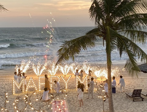 Valentine của sao: Quốc Nghiệp hôn Ngọc Mai, Phạm Quỳnh Anh đăng ảnh cầu hôn - Ảnh 1. Valentine của sao: Quốc Nghiệp hôn Ngọc Mai, Phạm Quỳnh Anh đăng ảnh cầu hôn - Ảnh 1.