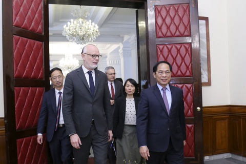 Cựu Thủ tướng Pháp dẫn đoàn doanh nghiệp thăm Việt Nam - Ảnh 1. Cựu Thủ tướng Pháp dẫn đoàn doanh nghiệp thăm Việt Nam - Ảnh 1.