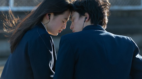 Cơn sốt First Love - Mối tình đầu - Ảnh 3. Diễn xuất của hai diễn viên Hikari Mitsushima và Takeru Satoh trong vai Yae và Harumichi tuổi trưởng thành đã thể hiện được sự bất lực và day dứt của nhân vật - Ảnh: Netflix