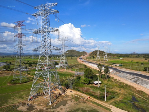 Cấp tốc xử lý các đường dây truyền tải 220-500KV giao chéo với tuyến cao tốc Bắc - Nam - Ảnh 1. Cấp tốc xử lý các đường dây truyền tải 220-500KV giao chéo với tuyến cao tốc Bắc - Nam - Ảnh 1.