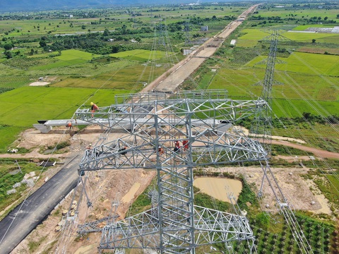 Cấp tốc xử lý các đường dây truyền tải 220-500KV giao chéo với tuyến cao tốc Bắc - Nam - Ảnh 4. Cấp tốc xử lý các đường dây truyền tải 220-500KV giao chéo với tuyến cao tốc Bắc - Nam - Ảnh 4.