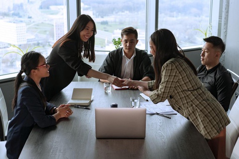 Những năng lực của nhà quản lý tương lai - Ảnh 2. Khả năng phối hợp cũng quan trọng không kém gì kỹ năng chuyên môn - Ảnh: Pexels