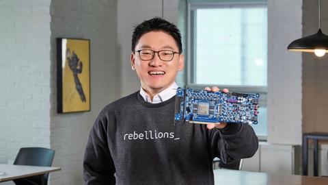 Hàn Quốc sẽ tham gia cuộc đua chip tích hợp trí tuệ nhân tạo - Ảnh 1. Giám đốc điều hành Rebellions, Park Sunghyun và loại chip ATOM.Ảnh: reuters.com