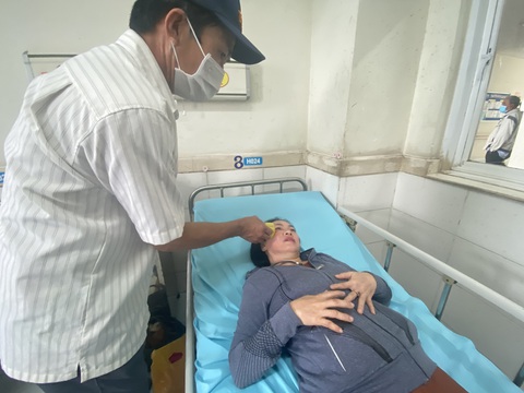 Nạn nhân vụ tai nạn xe khách và xe đầu kéo: Đau khắp người, cố gắng bò ra ngoài kêu cứu - Ảnh 2. Nạn nhân vụ tai nạn xe khách và xe đầu kéo: Đau khắp người, cố gắng bò ra ngoài kêu cứu - Ảnh 2.