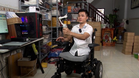 Chàng trai không chân và nguồn năng lượng tích cực lan tỏa đến cộng đồng - Ảnh 1. Chàng trai không chân và nguồn năng lượng tích cực lan tỏa đến cộng đồng - Ảnh 1.
