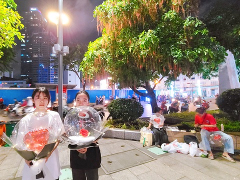 Bạn trẻ bán hàng tới khuya mùa Valentine - Ảnh 2. Bạn trẻ bán hàng tới khuya mùa Valentine - Ảnh 2.