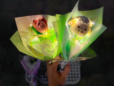 Bạn trẻ bán hàng tới khuya mùa Valentine - Ảnh 3. Bạn trẻ bán hàng tới khuya mùa Valentine - Ảnh 3.