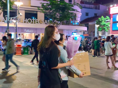 Bạn trẻ bán hàng tới khuya mùa Valentine - Ảnh 1. Bạn trẻ bán hàng tới khuya mùa Valentine - Ảnh 1.