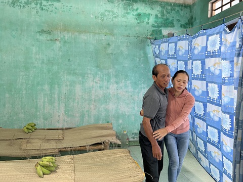 Tai nạn giao thông 8 người chết: Món quà valentine và tình yêu dang dỡ - Ảnh 3. Ông Luận đau đớn khi cùng lúc mất vợ và con - Ảnh: T.M