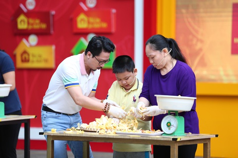 Phương Lan khiến Quyền Linh rối não khi cô bắn rap tiếng Huế - Ảnh 3. Phương Lan khiến Quyền Linh rối não khi cô bắn rap tiếng Huế - Ảnh 3.
