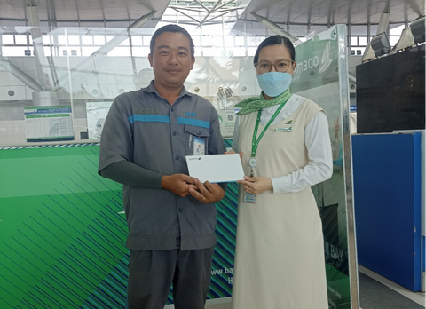 Nhân viên sân bay Cần Thơ trả lại 1 tỉ đồng cho khách để quên - Ảnh 1. Nhân viên sân bay Cần Thơ trả lại 1 tỉ đồng cho khách để quên - Ảnh 1.
