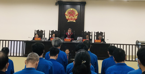 Tuyên án 18 giám đốc giúp chuyên gia dỏm’ nhập cảnh trái phép - Ảnh 1. Tuyên án 18 giám đốc giúp chuyên gia dỏm’ nhập cảnh trái phép - Ảnh 1.