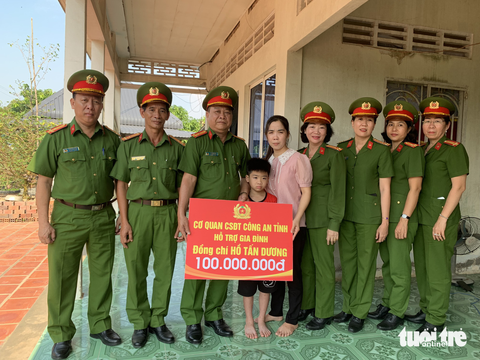 Đồng đội trao học bổng cho con trai anh Hồ Tấn Dương, thiếu tá công an hy sinh khi bắt trộm - Ảnh 1. Đồng đội trao học bổng cho con trai anh Hồ Tấn Dương, thiếu tá công an hy sinh khi bắt trộm - Ảnh 1.