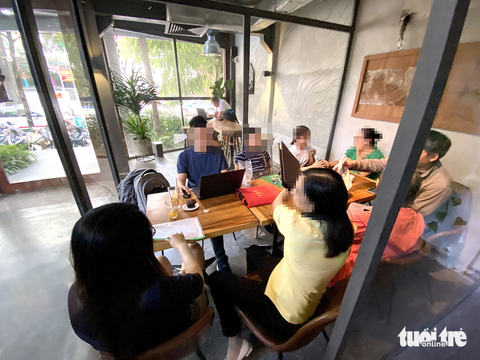 'Ép' mua bảo hiểm - Kỳ 2: Tiền gửi tiết kiệm bỗng thành... bảo hiểm nhân thọ - Ảnh 1. Khách hàng cùng viết đơn khiếu nại sau khi nhận ra đã mua bảo hiểm nhân thọ thay vì gửi tiết kiệm - Ảnh: BÔNG MAI
