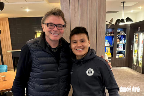 HLV Philippe Troussier gặp Quang Hải - Ảnh 1. HLV Philippe Troussier gặp Quang Hải - Ảnh 1.