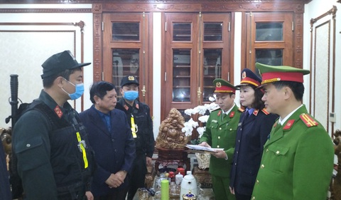 Bắt nguyên phó chủ tịch tỉnh và nguyên giám đốc Sở Tài nguyên và Môi trường tỉnh Hà Nam - Ảnh 2. Nguyên giám đốc Sở Tài nguyên và Môi trường tỉnh Hà Nam Vũ Hữu Song nghe đọc quyết định khởi tố bị can, lệnh bắt bị can để tạm giam - Ảnh: Fanpage Chính phủ