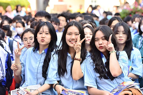 'Có cần học đại học': Phải từ bỏ những mặc định - Ảnh 1. Mối quan tâm chính của đa số phụ huynh, học sinh lớp 12 vẫn là con đường vào đại học. Trong ảnh: học sinh tỉnh Gia Lai hào hứng tham dự chương trình tư vấn tuyển sinh - hướng nghiệp của báo Tuổi Trẻ vào sáng 12-2 - Ảnh: DUYÊN PHAN