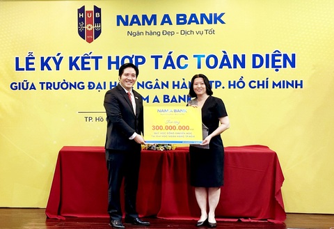 Nam A Bank hợp tác toàn diện cùng ĐH Ngân hàng TP.HCM - Ảnh 2. Nam A Bank trao tặng ĐH Ngân hàng TP.HCM Quỹ bổng 300 triệu đồng - Ảnh: Nam A Bank