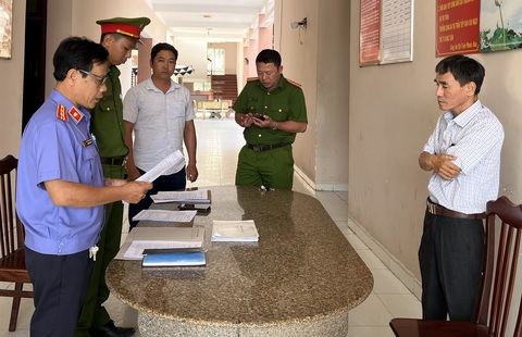 Vì sao phải bắt tạm giam nguyên hiệu trưởng và nguyên kế toán tham ô chỉ 25 triệu đồng? - Ảnh 1. Vì sao phải bắt tạm giam nguyên hiệu trưởng và nguyên kế toán tham ô chỉ 25 triệu đồng? - Ảnh 1.