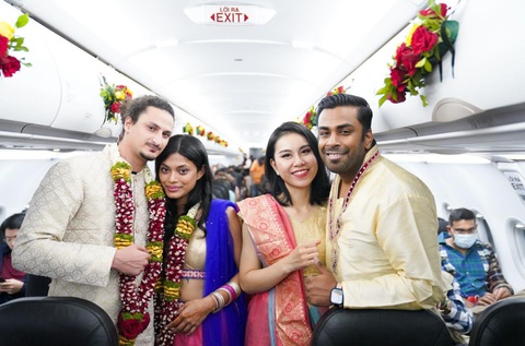 “Rước dâu” kiểu Ấn Độ trên độ cao 10.000 mét - Ảnh 4. Thông qua chương trình Vietjet Love Connection, 77 cặp đôi đã chia sẻ những câu chuyện tình yêu lãng mạn, không biên giơi