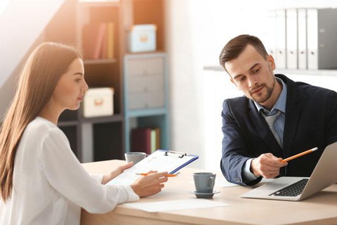 Nhân viên hành chính nhân sự: Nhiệm vụ và kỹ năng cần có ở vị trí này (Phần 1/2) - Ảnh 3. Nhân viên HCNS sẽ thực hiện các công việc như: quản lý, sắp xếp văn bản, hồ sơ và các công việc khác của cấp quản lý yêu cầu - Ảnh: Intetnet