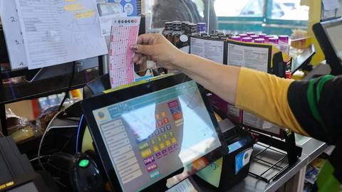 Giải độc đắc Powerball với tiền thưởng kỷ lục 2 tỉ USD đã có chủ - Ảnh 1. Giải độc đắc Powerball với tiền thưởng kỷ lục 2 tỉ USD đã có chủ - Ảnh 1.