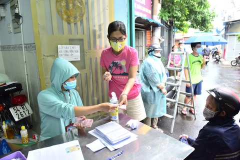 TP.HCM còn 3 địa phương chưa hoàn thành chi hỗ trợ dịch COVID-19 đợt 3 - Ảnh 1. TP.HCM còn 3 địa phương chưa hoàn thành chi hỗ trợ dịch COVID-19 đợt 3 - Ảnh 1.