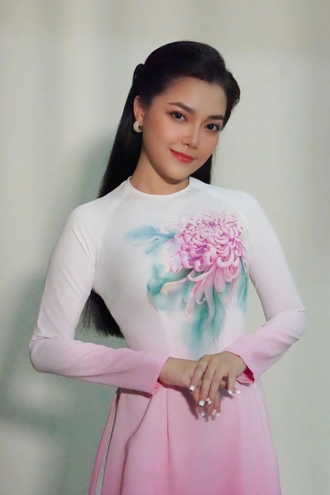 Trung Đinh tạo chất liệu mới bằng kỹ thuật nhuộm ombre - Ảnh 1. Trung Đinh tạo chất liệu mới bằng kỹ thuật nhuộm ombre - Ảnh 1.