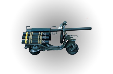 Xe máy Vespa phiên bản vũ trang, gắn súng thần công - Ảnh 1. Xe máy Vespa phiên bản vũ trang, gắn súng thần công - Ảnh 1.