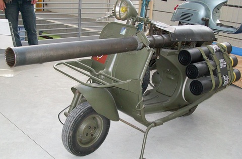 Xe máy Vespa phiên bản vũ trang, gắn súng thần công - Ảnh 3. Xe máy Vespa phiên bản vũ trang, gắn súng thần công - Ảnh 3.