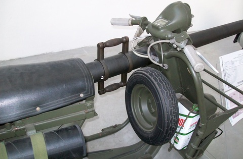 Xe máy Vespa phiên bản vũ trang, gắn súng thần công - Ảnh 5. Xe máy Vespa phiên bản vũ trang, gắn súng thần công - Ảnh 5.