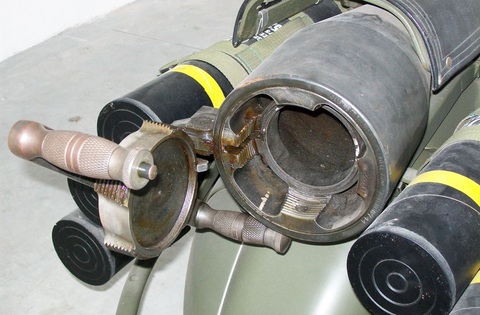 Xe máy Vespa phiên bản vũ trang, gắn súng thần công - Ảnh 6. Xe máy Vespa phiên bản vũ trang, gắn súng thần công - Ảnh 6.