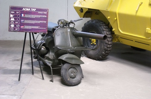 Xe máy Vespa phiên bản vũ trang, gắn súng thần công - Ảnh 2. Xe máy Vespa phiên bản vũ trang, gắn súng thần công - Ảnh 2.