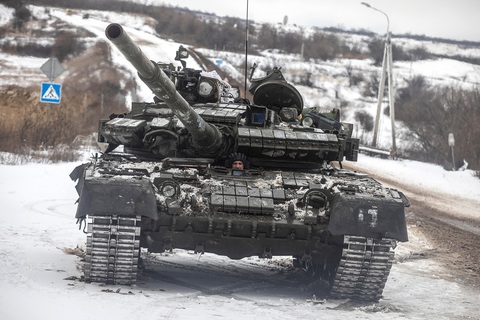 Binh sĩ Ukraine lái xe tăng trên con đường bên ngoài TP Bakhmut ở khu vực Donetsk, đông Ukraine, vào hôm 14-2 - Ảnh: REUTERS Binh sĩ Ukraine lái xe tăng trên con đường bên ngoài TP Bakhmut ở khu vực Donetsk, đông Ukraine, vào hôm 14-2 - Ảnh: REUTERS
