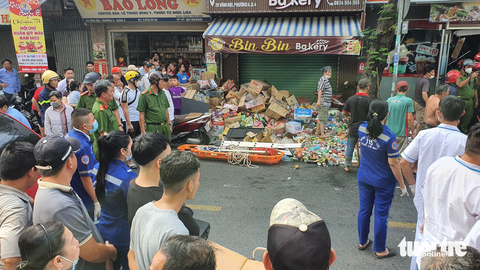 Cửa hàng tiện lợi ở quận 4 sập do mối hàn yếu, chất hàng nặng - Ảnh 1. Cửa hàng tiện lợi ở quận 4 sập do mối hàn yếu, chất hàng nặng - Ảnh 1.